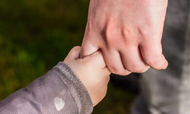 kinderhand aan de hand ouder